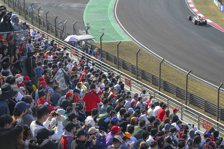 迈凯伦绝杀阿斯顿马丁，汉密尔顿点燃赛场