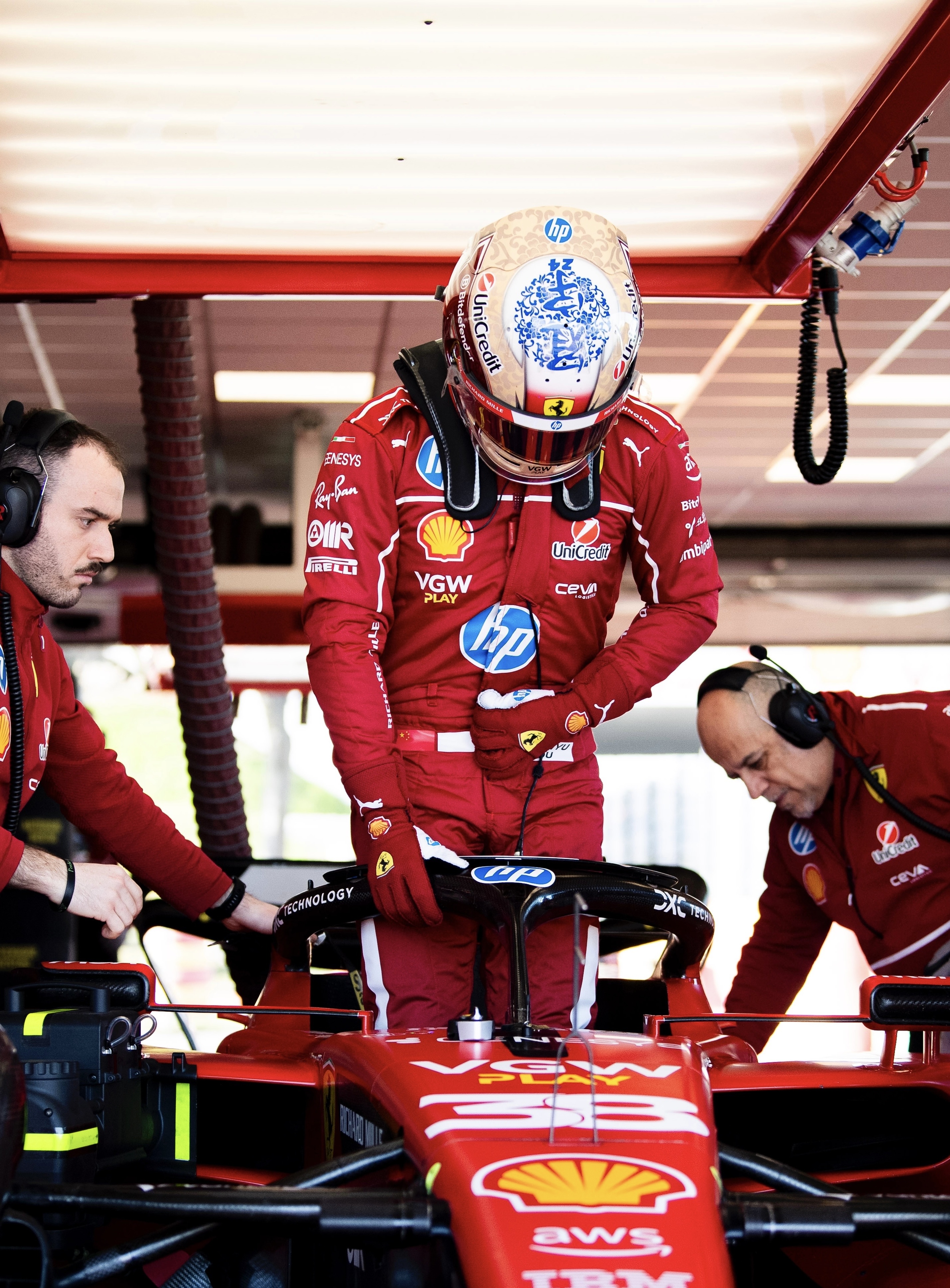 哈斯车队绝杀阿斯顿马丁，周冠宇点燃赛场